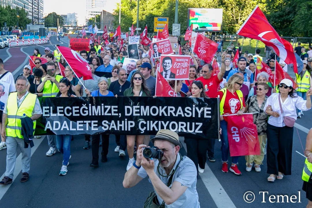 Berlin’de “Mutlak Butlana Karşı Demokrasi Yürüyüşü”ne Yoğun Katılım
