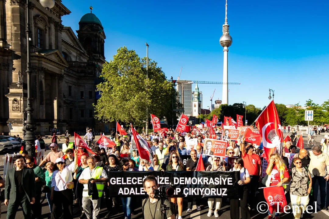 Berlin’de “Mutlak Butlana Karşı Demokrasi Yürüyüşü”ne Yoğun Katılım