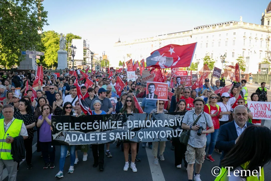 Berlin’de “Mutlak Butlana Karşı Demokrasi Yürüyüşü”ne Yoğun Katılım