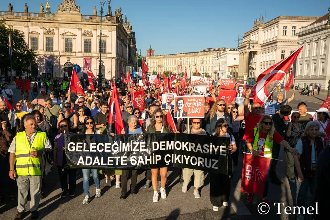 Berlin’de “Mutlak Butlana Karşı Demokrasi Yürüyüşü”ne Yoğun Katılım