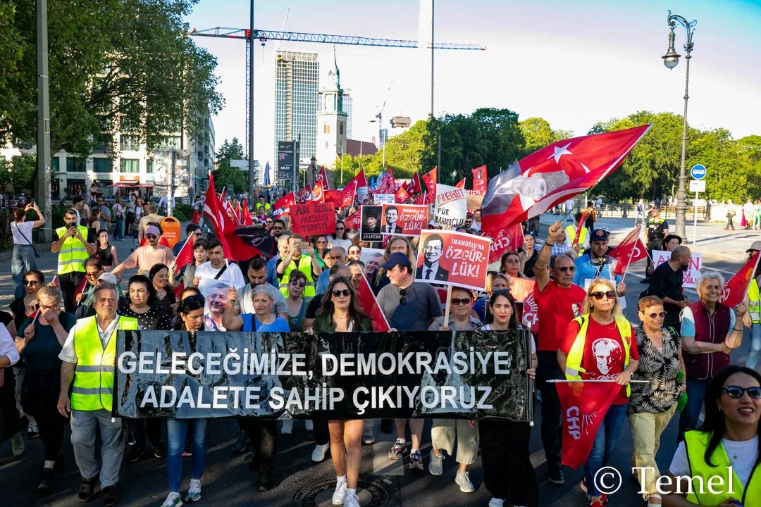 Berlin’de “Mutlak Butlana Karşı Demokrasi Yürüyüşü”ne Yoğun Katılım