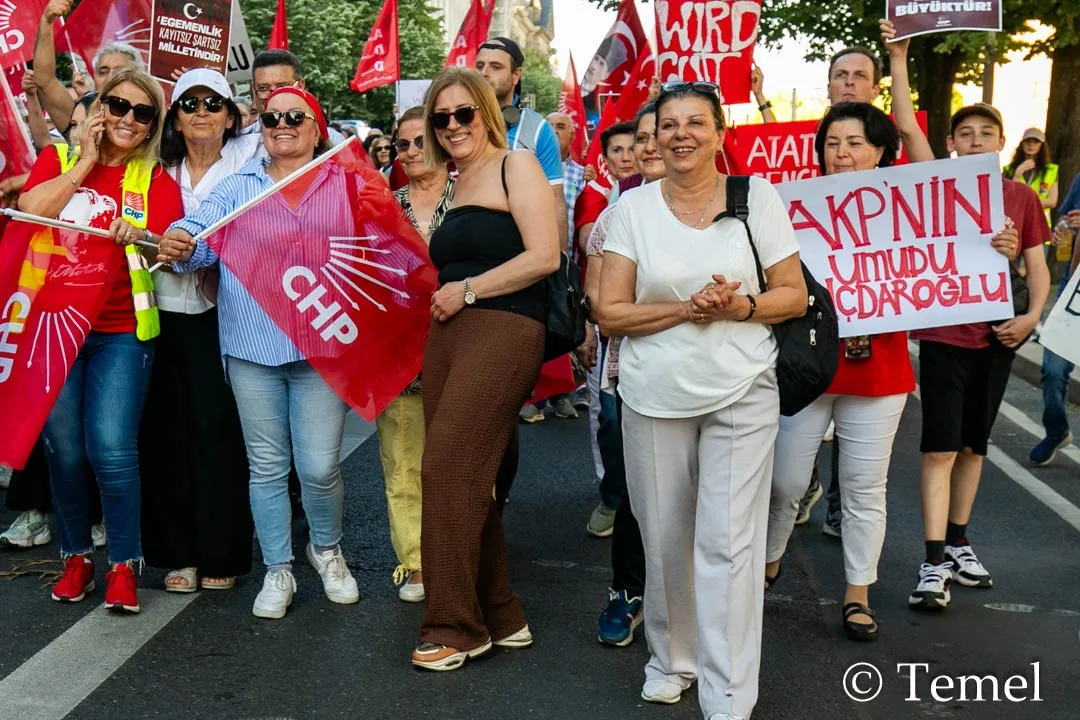 Berlin’de “Mutlak Butlana Karşı Demokrasi Yürüyüşü”ne Yoğun Katılım
