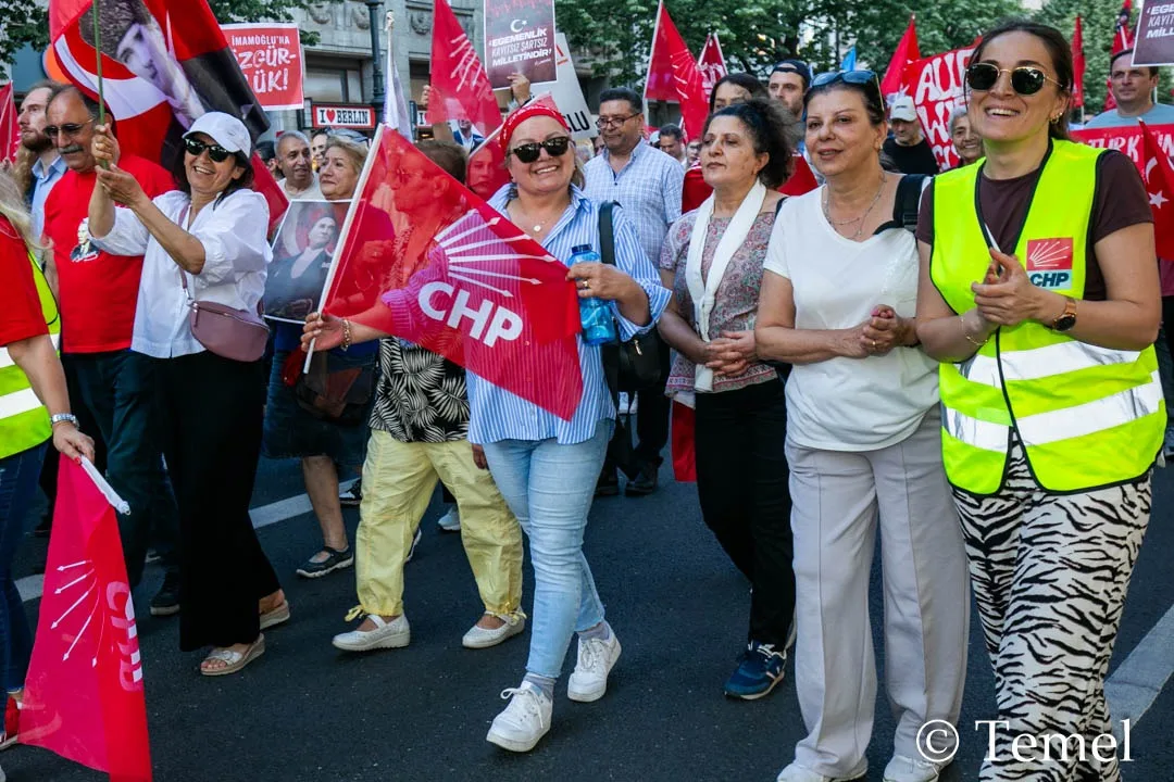 Berlin’de “Mutlak Butlana Karşı Demokrasi Yürüyüşü”ne Yoğun Katılım