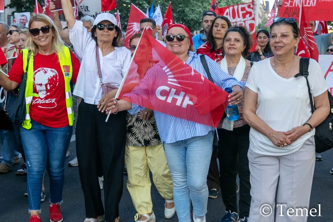 Berlin’de “Mutlak Butlana Karşı Demokrasi Yürüyüşü”ne Yoğun Katılım