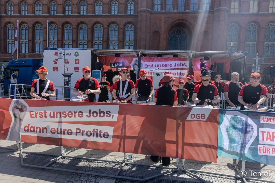 Berlin’de 1 Mayıs Coşkusu: Binlerce Kişi Emek, Dayanışma ve Adalet İçin Yürüdü