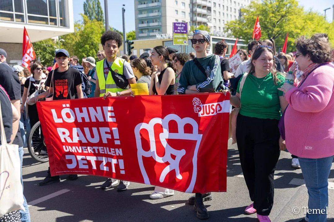 Berlin’de 1 Mayıs Coşkusu: Binlerce Kişi Emek, Dayanışma ve Adalet İçin Yürüdü