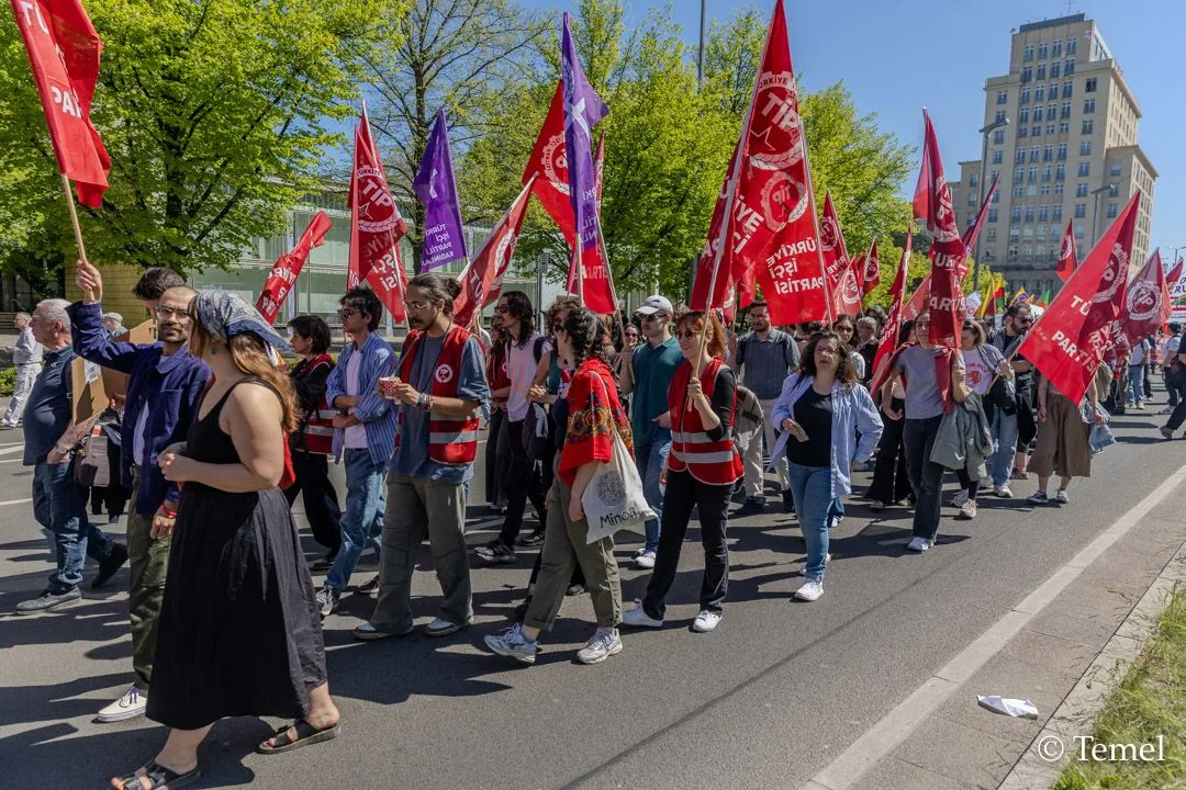 Berlin’de 1 Mayıs Coşkusu: Binlerce Kişi Emek, Dayanışma ve Adalet İçin Yürüdü