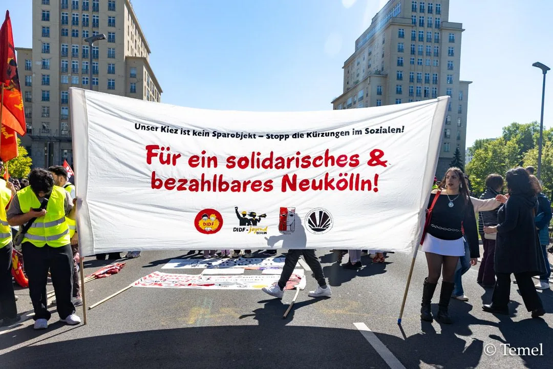 Berlin’de 1 Mayıs Coşkusu: Binlerce Kişi Emek, Dayanışma ve Adalet İçin Yürüdü