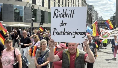 Berlin’de hükümet karşıtı gösteriye binlerce kişi katıldı