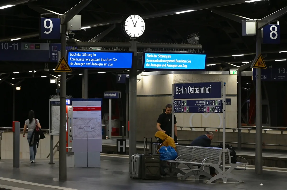 Almanya'da telsiz arızası nedeniyle ülke genelinde tren seferleri durduruldu