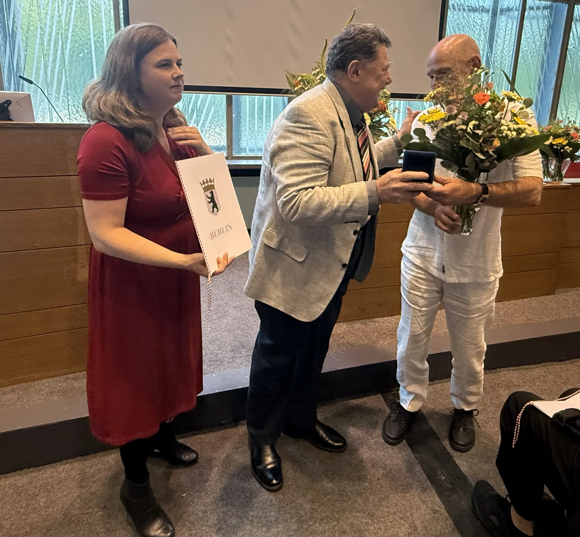 Türk Kültür Elçisi Yekta Arman ve Özcan Ayanoğlu`na Büyük Onur Madalyası