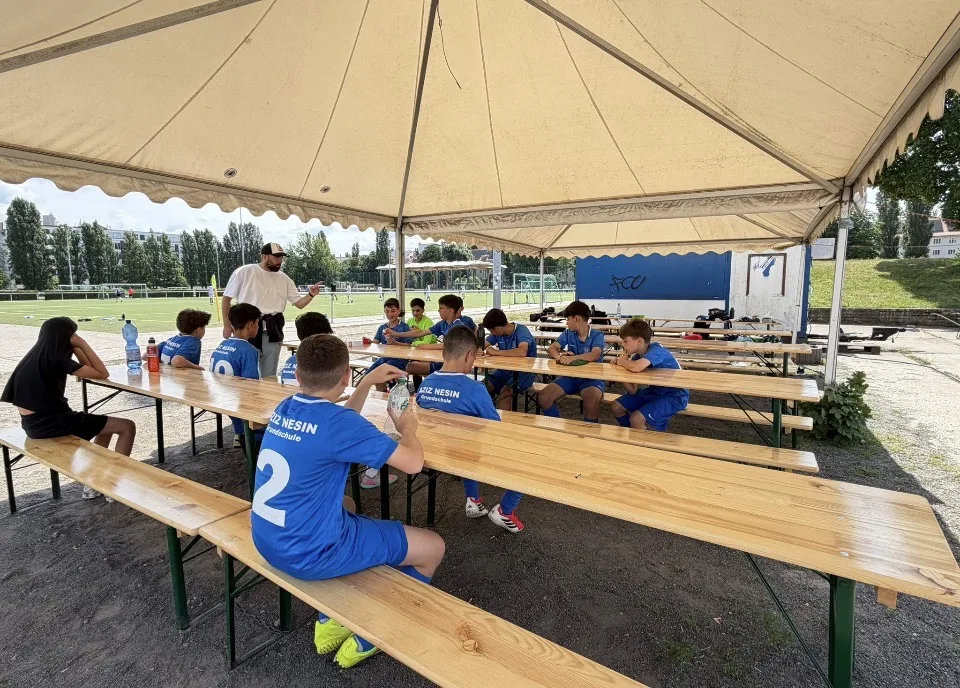Aziz Nesin İlkokulu Futbol Takımı Berlin Şampiyonası Yarı Finalinde