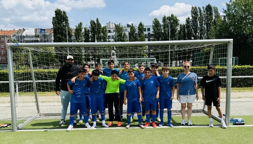 Aziz Nesin İlkokulu Futbol Takımı Berlin Şampiyonası Yarı Finalinde
