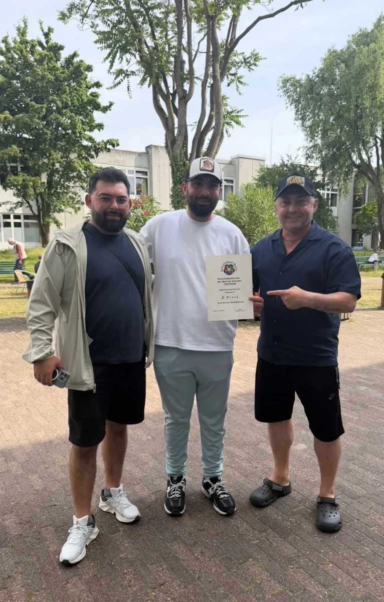 Aziz Nesin İlkokulu Futbol Takımı Berlin Şampiyonası Yarı Finalinde