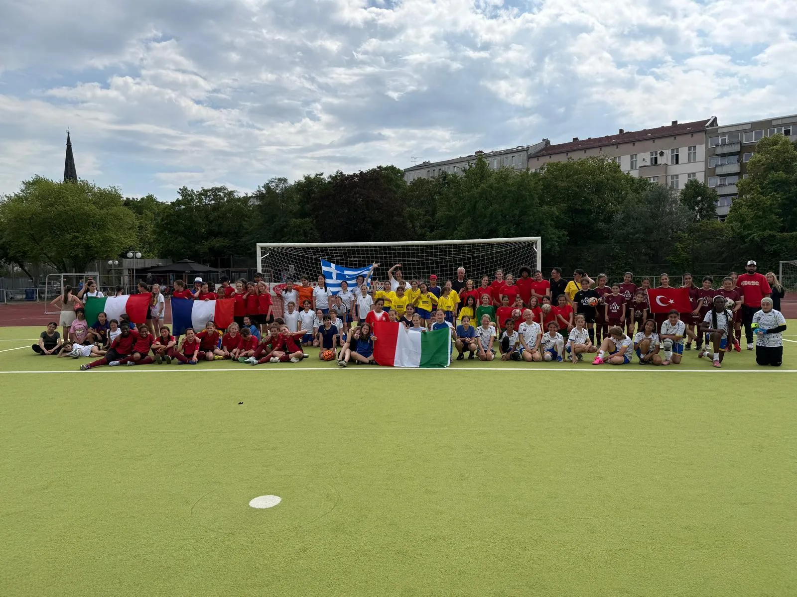 Avrupa Kız Futbol Şampiyonası’nda Berlin Aziz Nesin İlkokulu’na Büyük Övgü