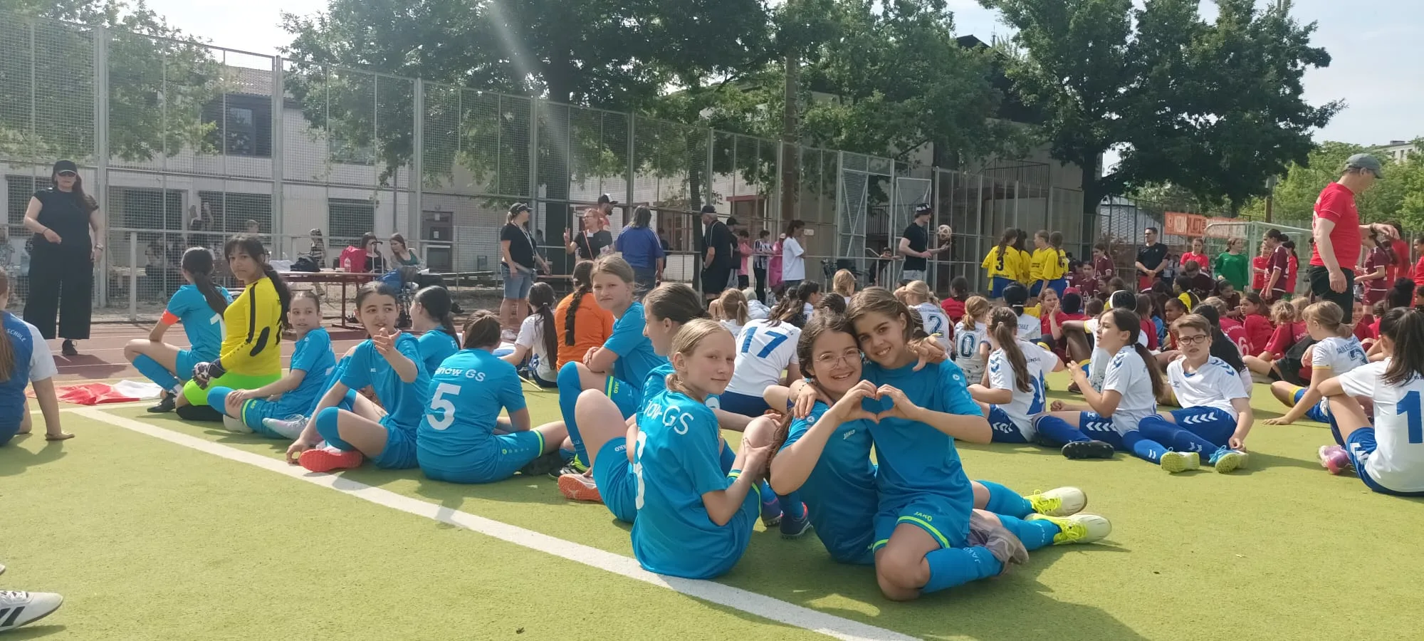 Avrupa Kız Futbol Şampiyonası’nda Berlin Aziz Nesin İlkokulu’na Büyük Övgü
