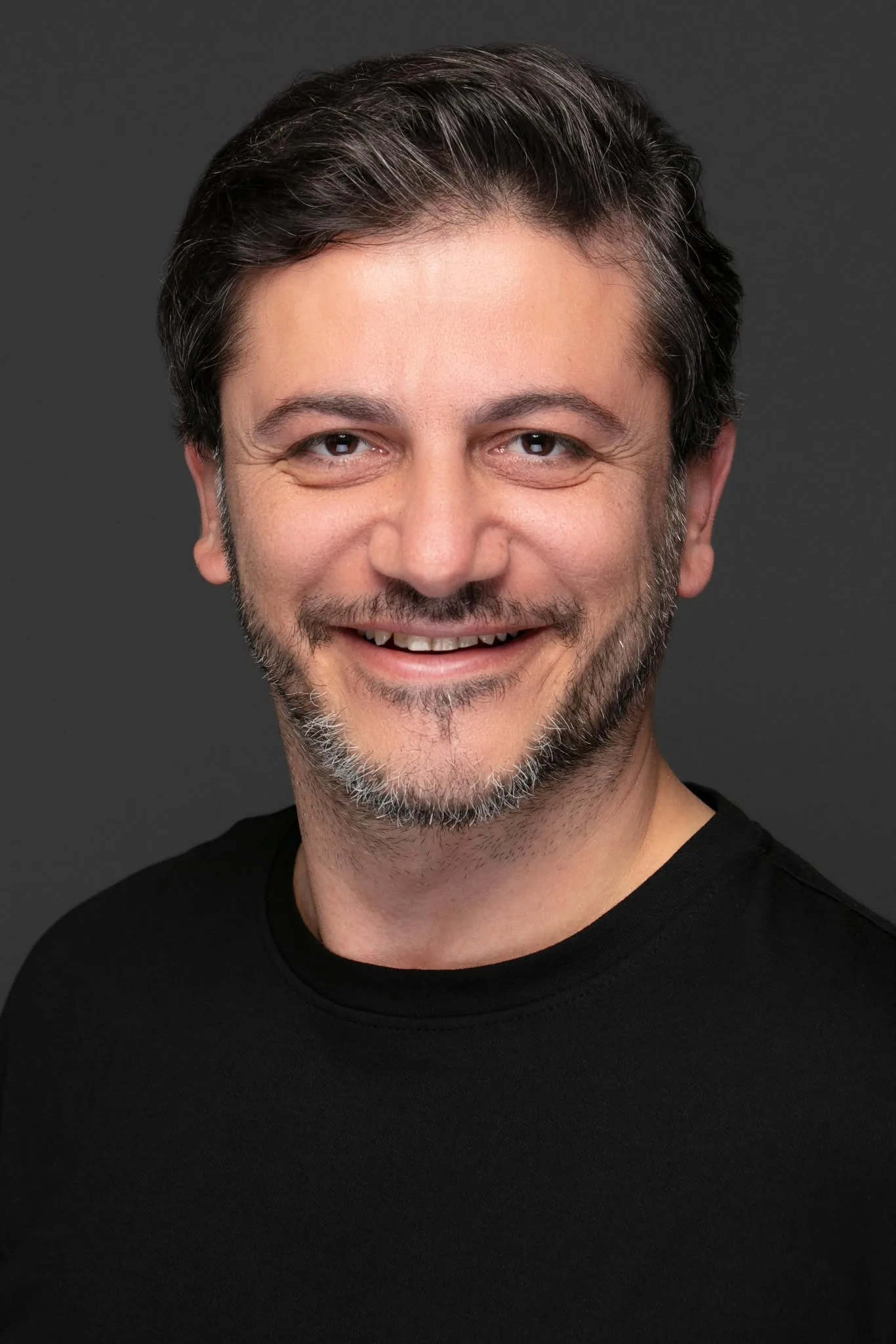 “Rejim Karşıtı TEK ADAM Gösterisi” Brüksel’de Seyirciyle Buluşuyor