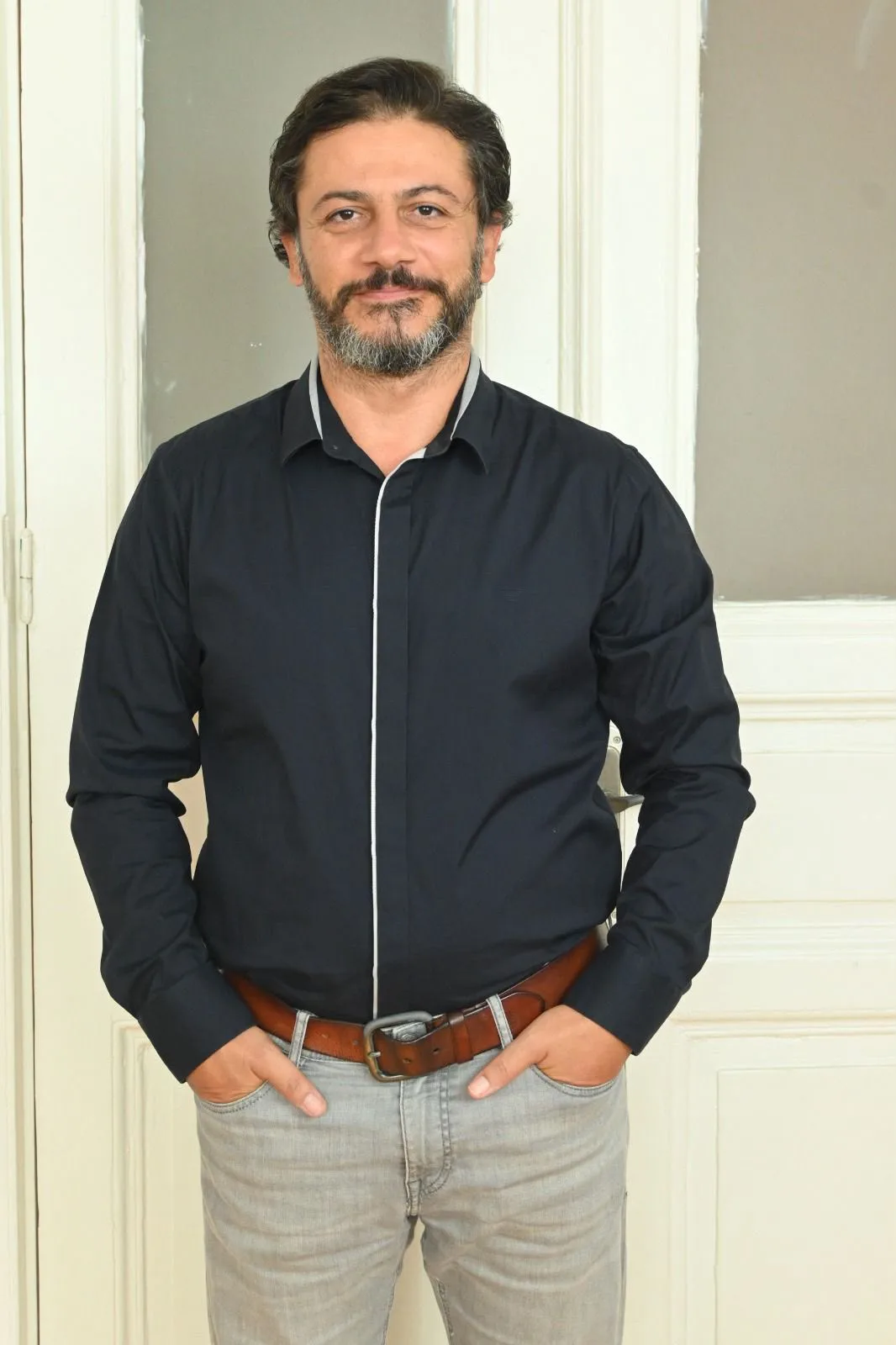 “Rejim Karşıtı TEK ADAM Gösterisi” Brüksel’de Seyirciyle Buluşuyor