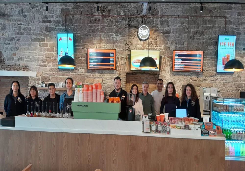 Ayvalık`ta Gloria Jeans Cafe açıldı