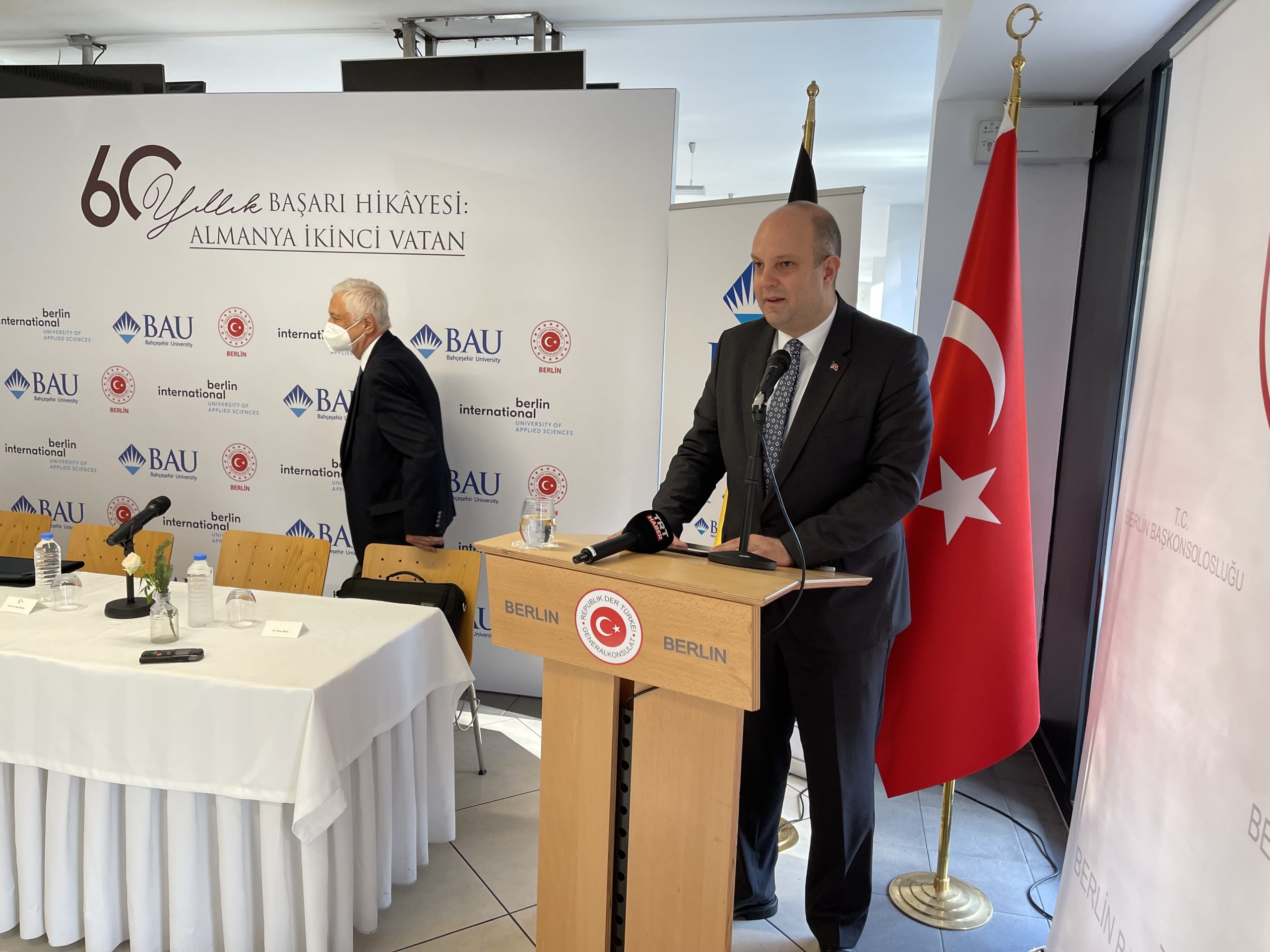 Berlin Başkonsolosluğu`nda 60 Yıllık Başarı Hikayesi başlıklı panel düzenlendi