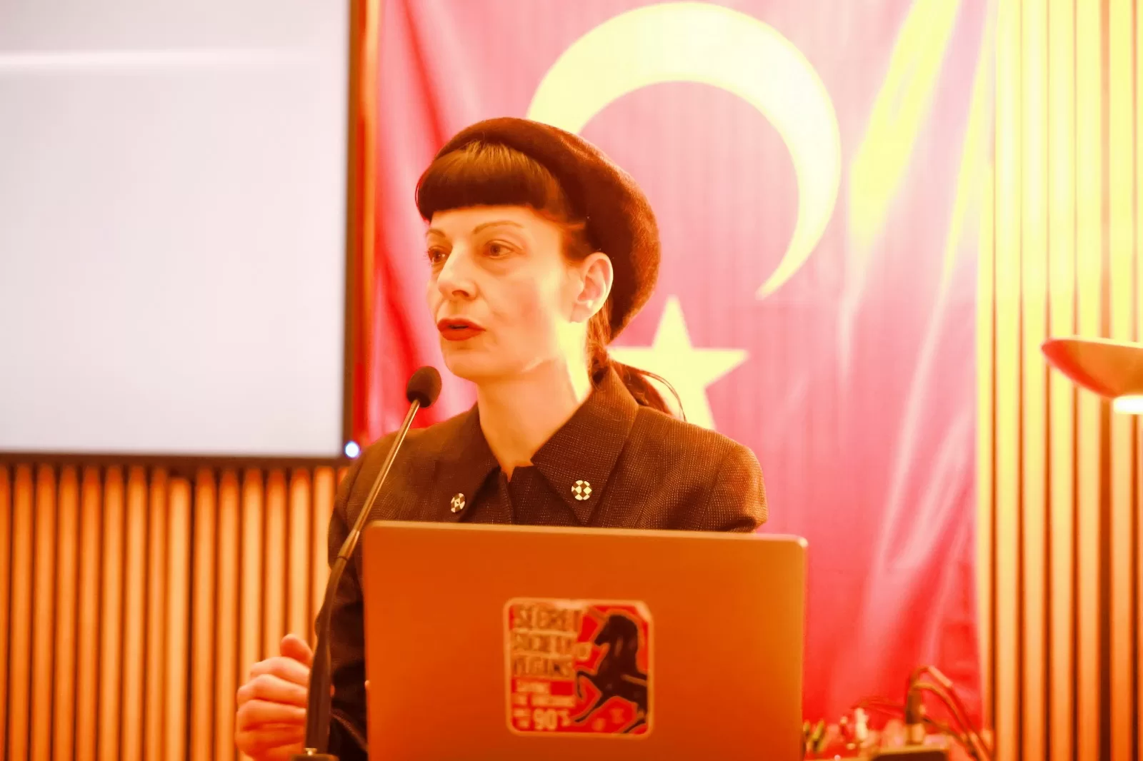 “Silah değil, kalem kullanan yürekli insanlar yok edilemez”