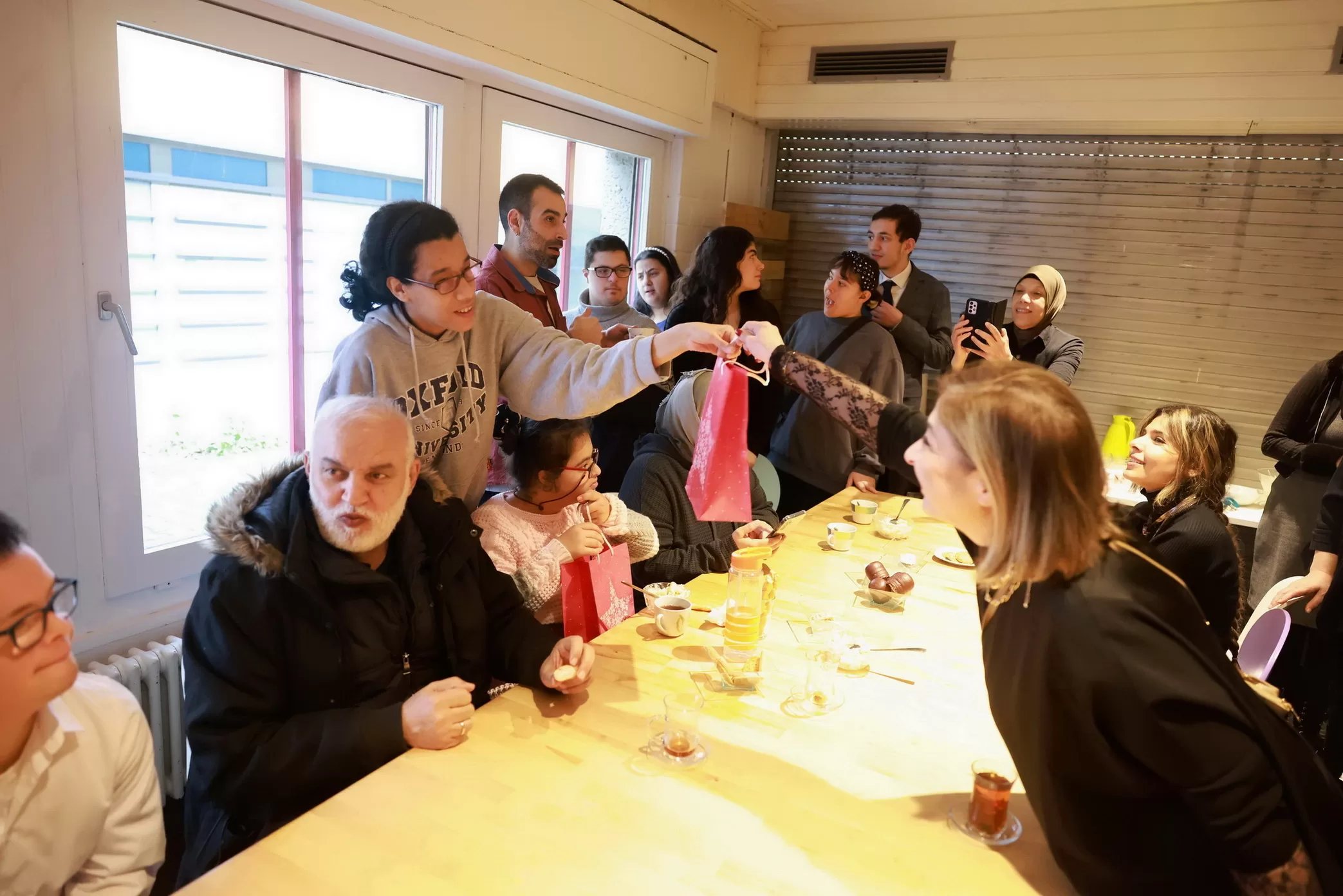 Büyükelçi Şen ve Başkonsolos Şanlı Mina Engelliler Derneği’ni ziyaret ettiler
