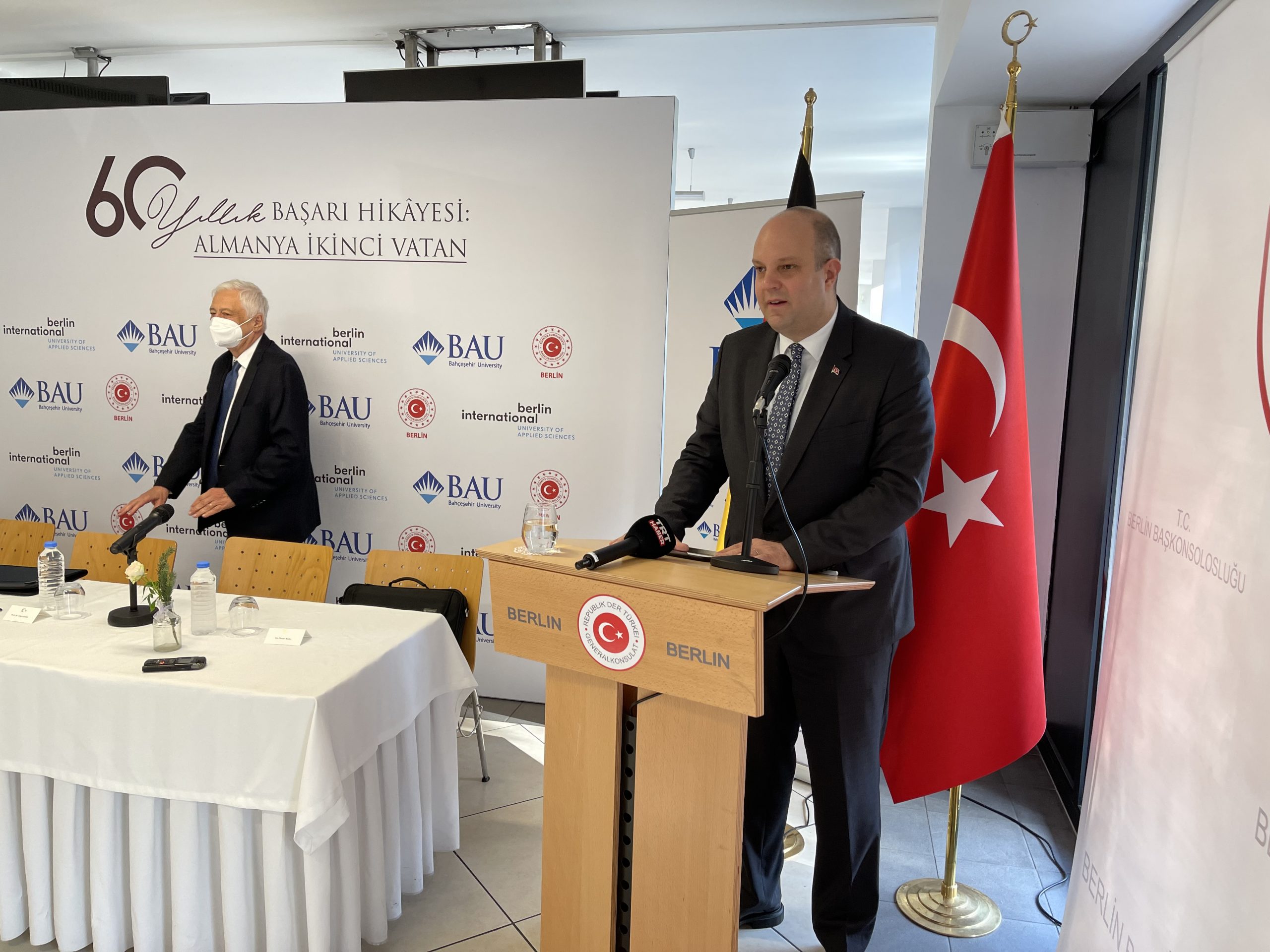 Berlin Başkonsolosluğu`nda 60 Yıllık Başarı Hikayesi başlıklı panel düzenlendi