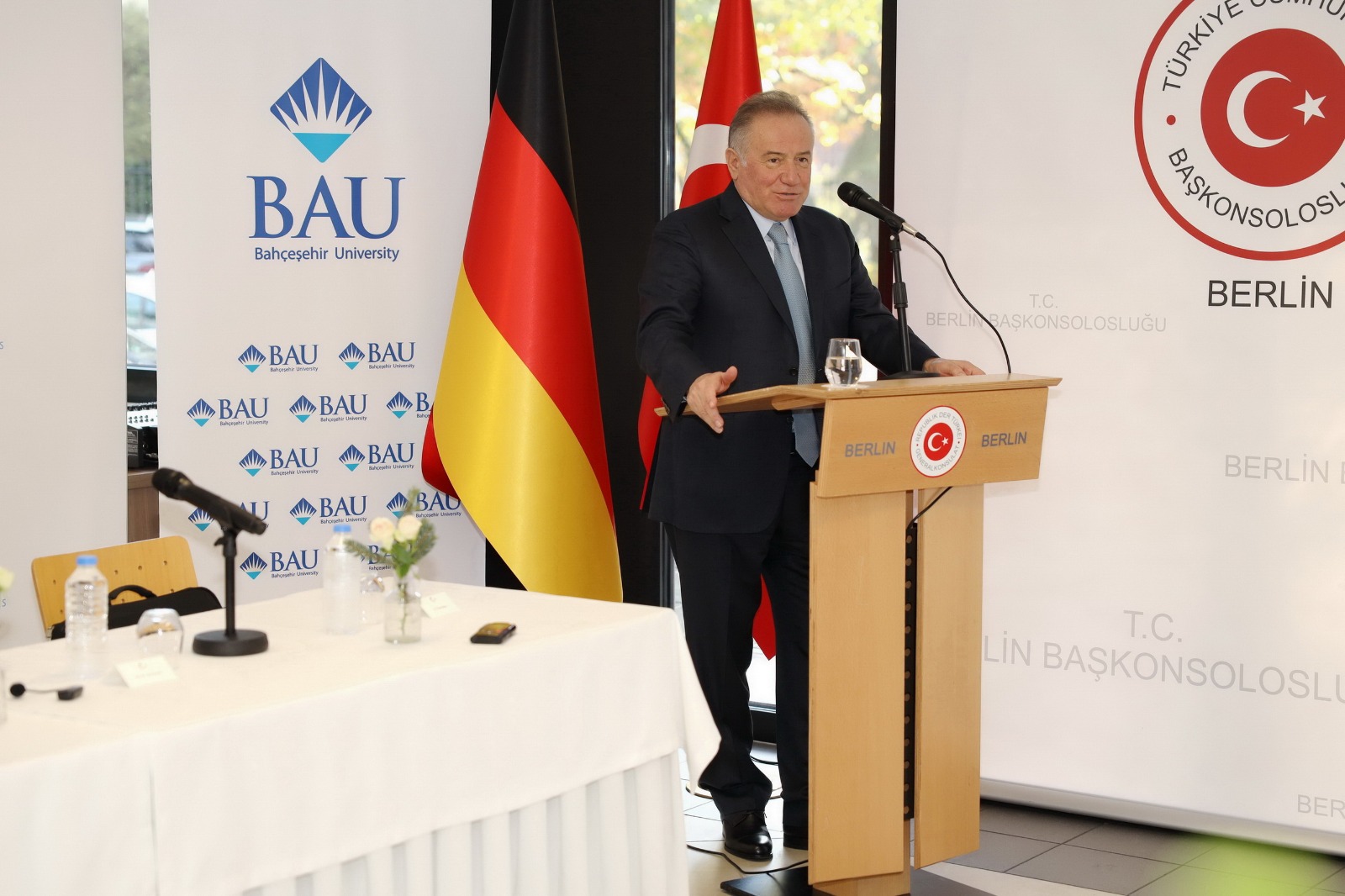 Berlin Başkonsolosluğu`nda 60 Yıllık Başarı Hikayesi başlıklı panel düzenlendi