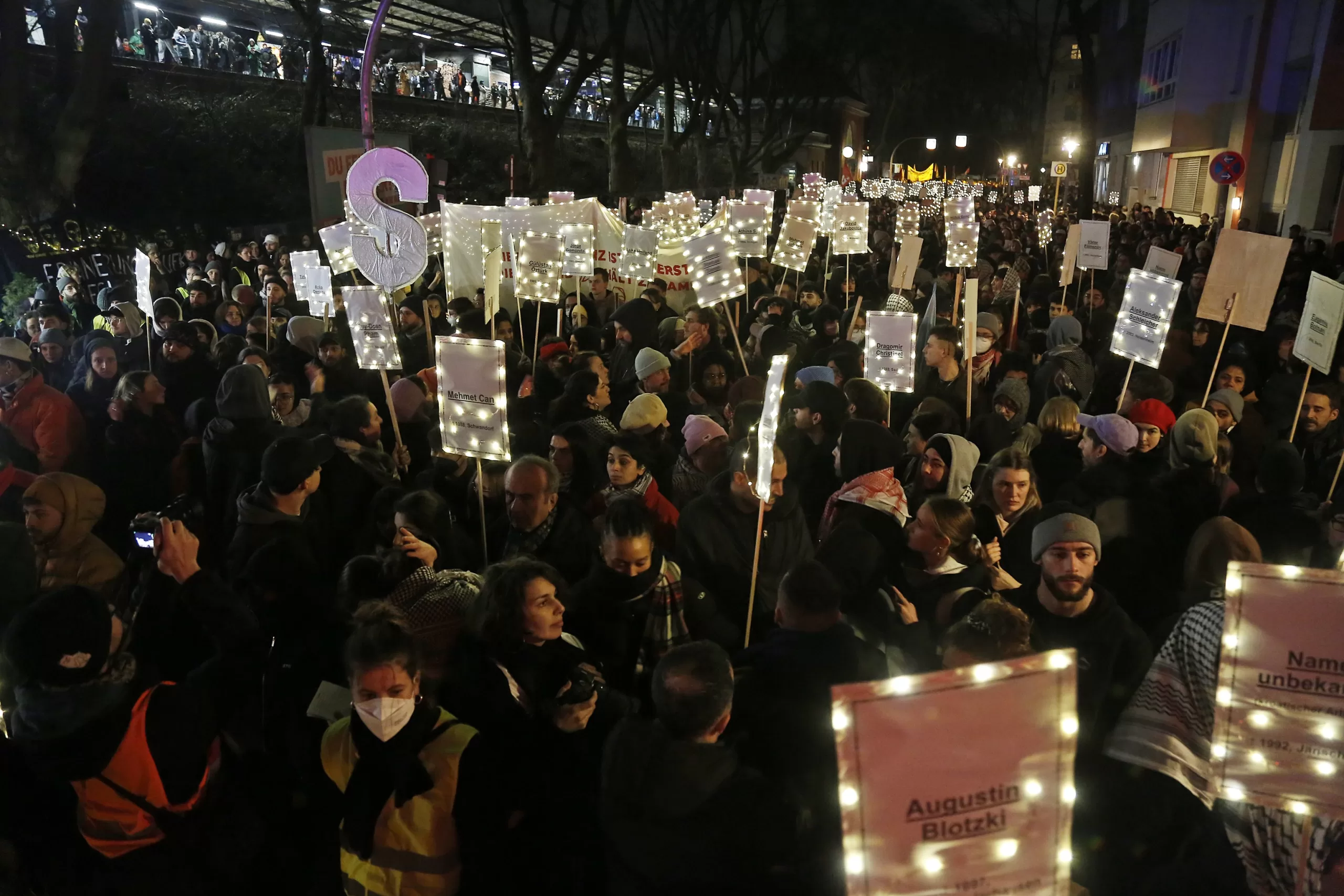 Berlin’de binlerce kişi Hanau’da katledilenleri andı