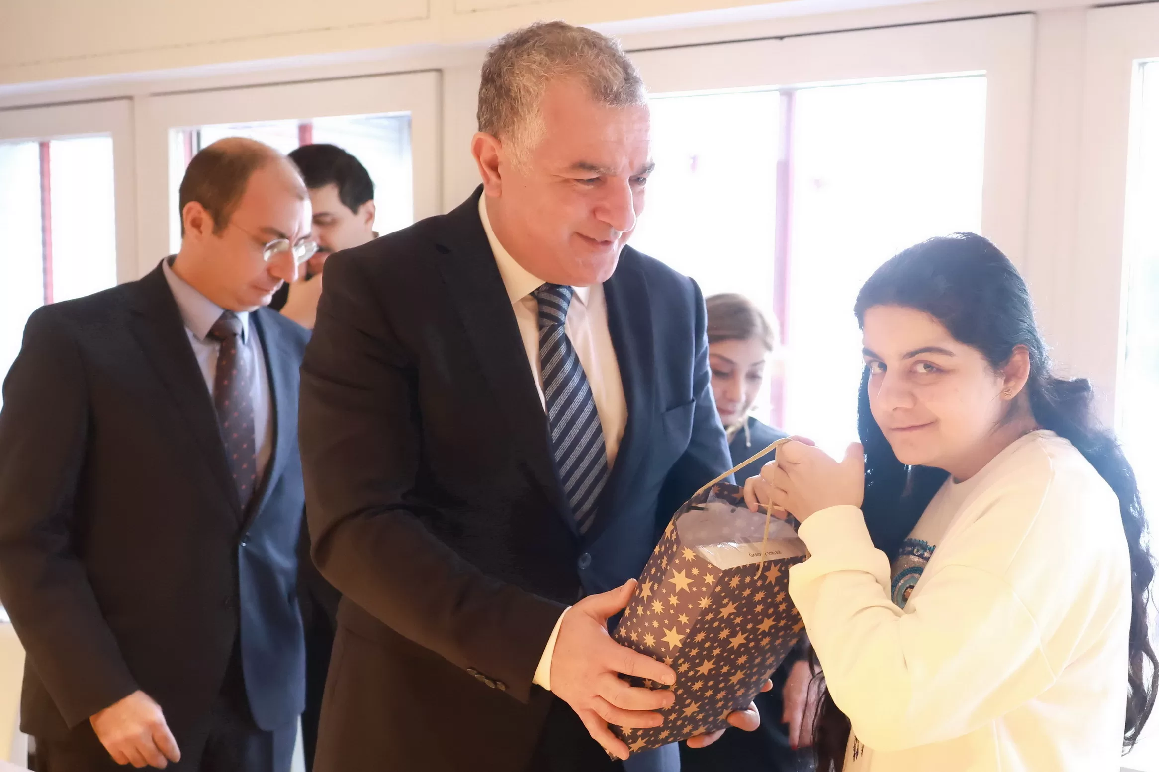 Büyükelçi Şen ve Başkonsolos Şanlı Mina Engelliler Derneği’ni ziyaret ettiler