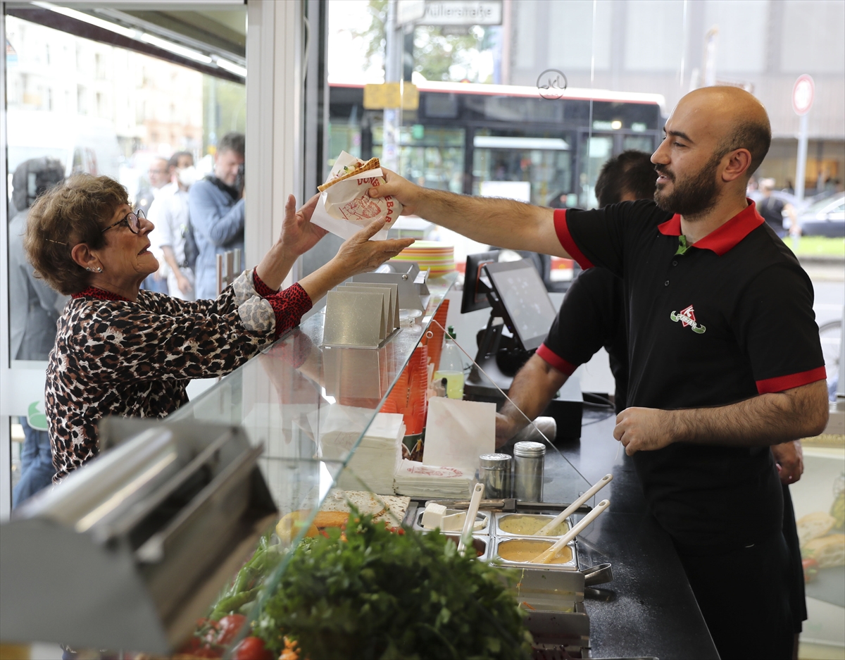 Remzi Kaplan, Kovid-19 aşısı olanlara bedava döner dağıttı