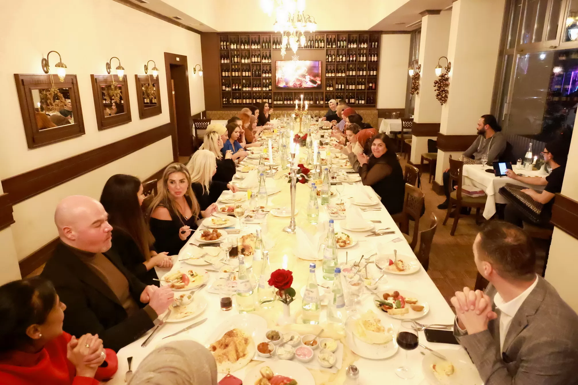 Dosteli Bakımevi 4 Farklı Restoranda 2023’e Veda Yemeği Verdi
