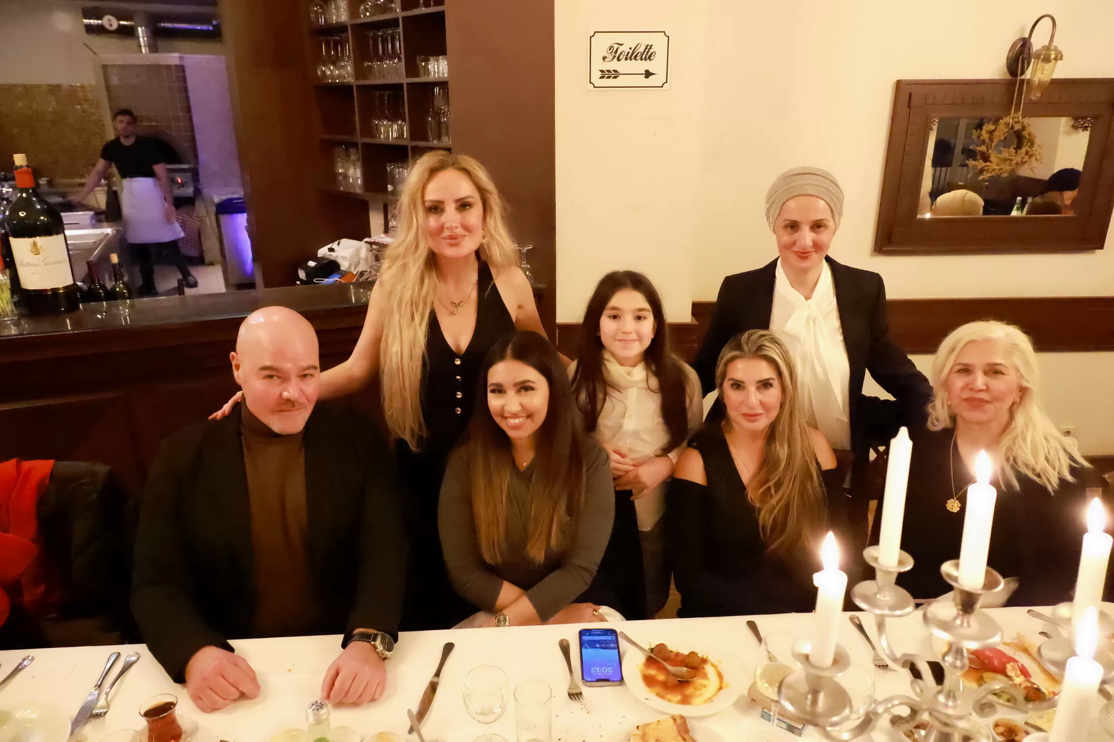 Dosteli Bakımevi 4 Farklı Restoranda 2023’e Veda Yemeği Verdi