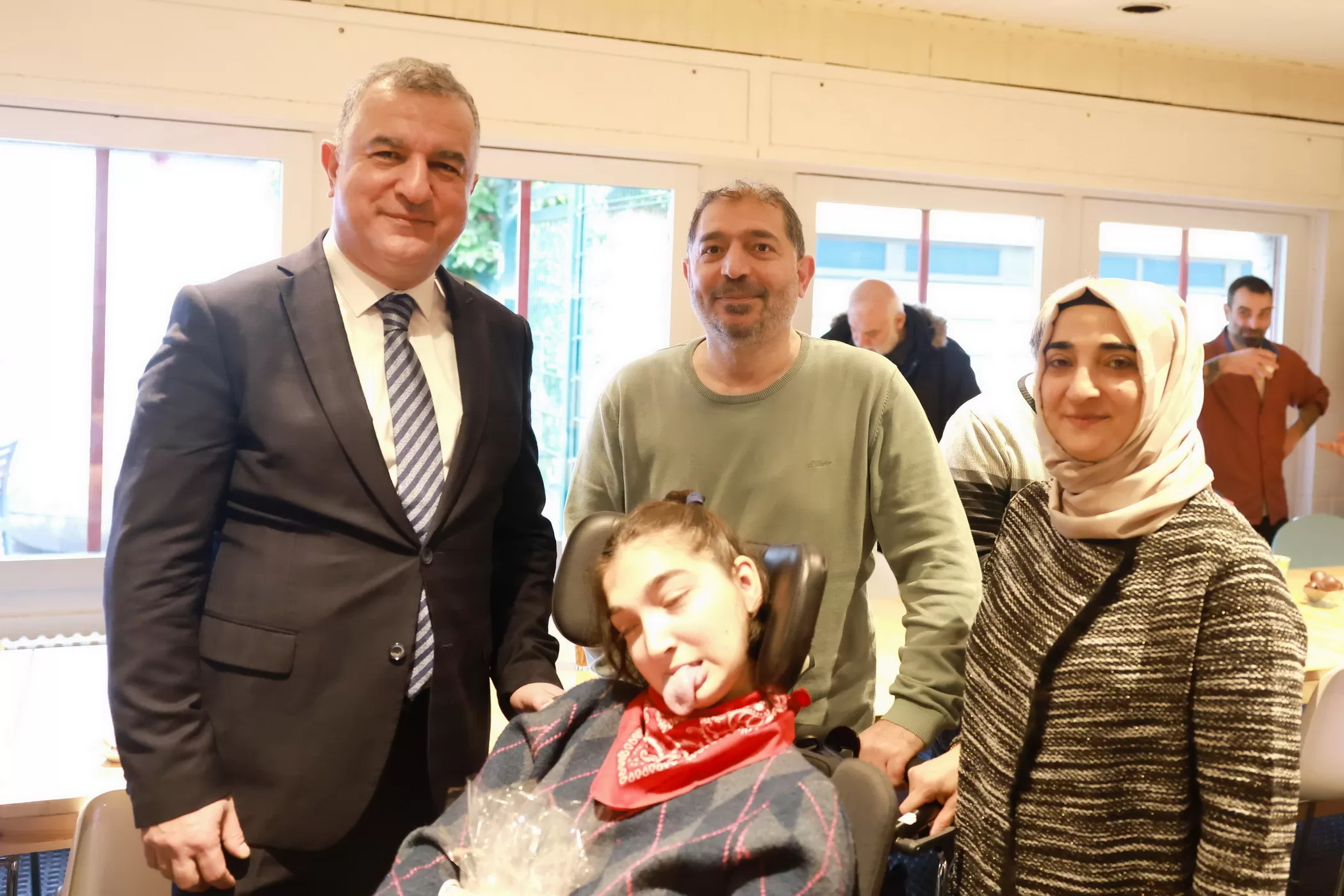 Büyükelçi Şen ve Başkonsolos Şanlı Mina Engelliler Derneği’ni ziyaret ettiler