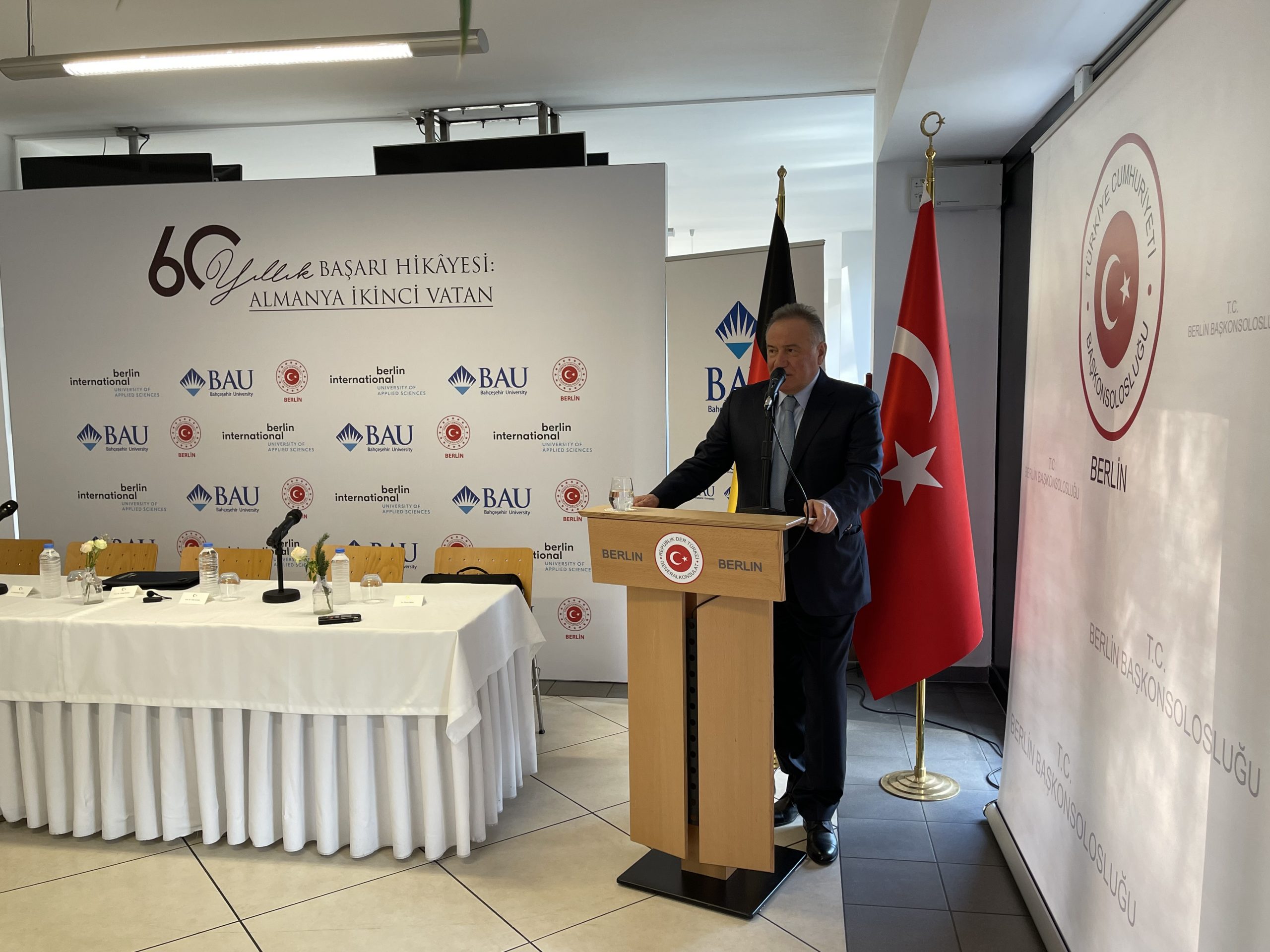 Berlin Başkonsolosluğu`nda 60 Yıllık Başarı Hikayesi başlıklı panel düzenlendi