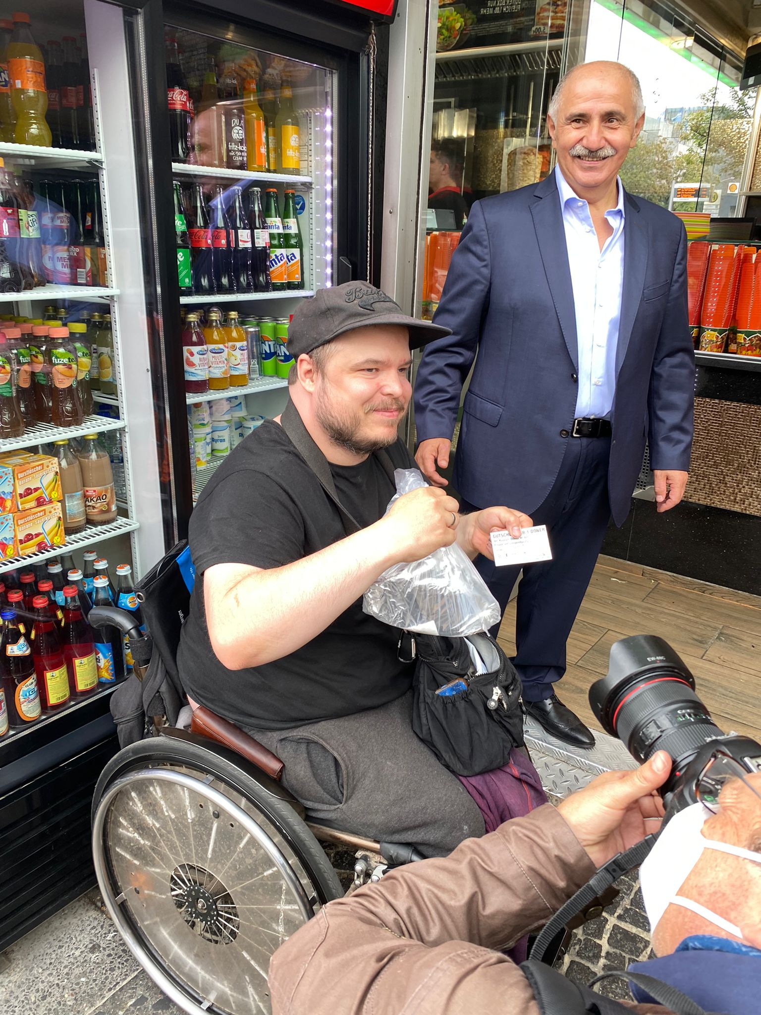 Remzi Kaplan, Kovid-19 aşısı olanlara bedava döner dağıttı