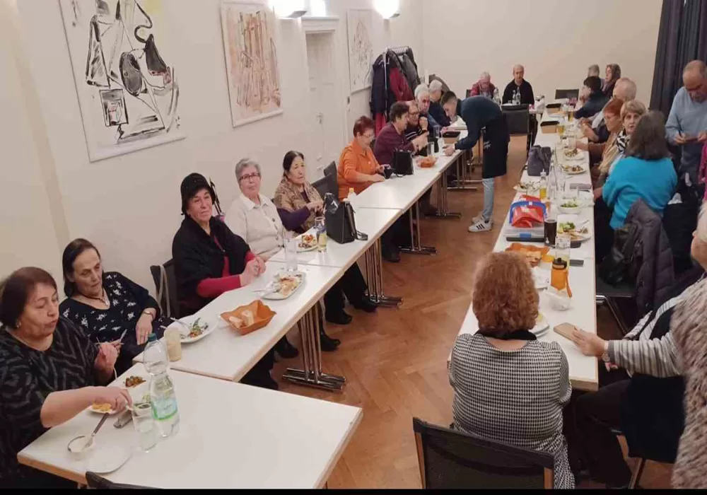 Emekliler her hafta buluşup eski günleri yad ediyorlar