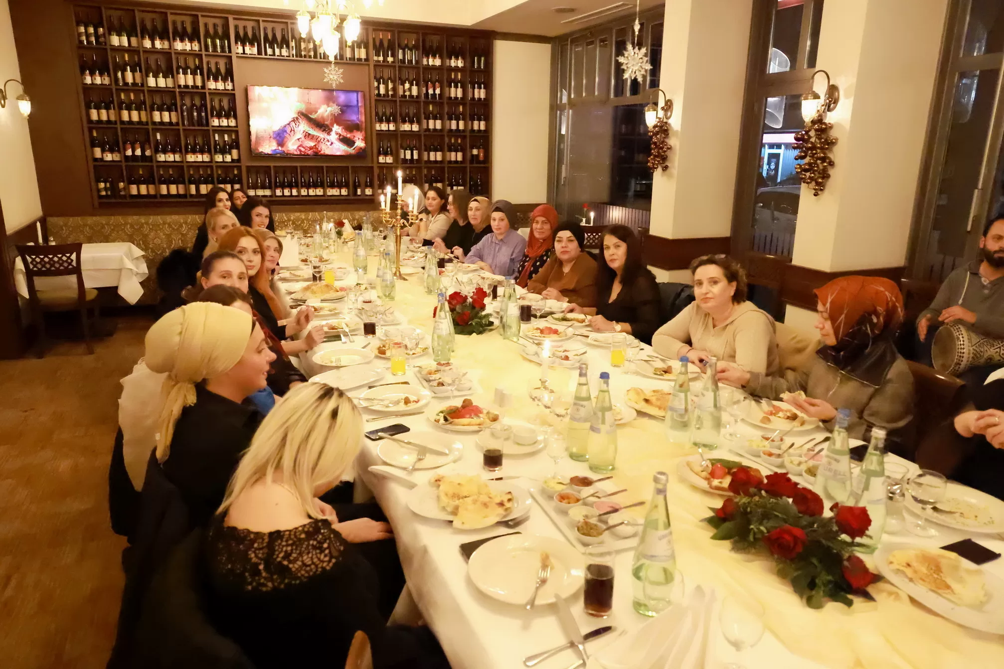 Dosteli Bakımevi 4 Farklı Restoranda 2023’e Veda Yemeği Verdi