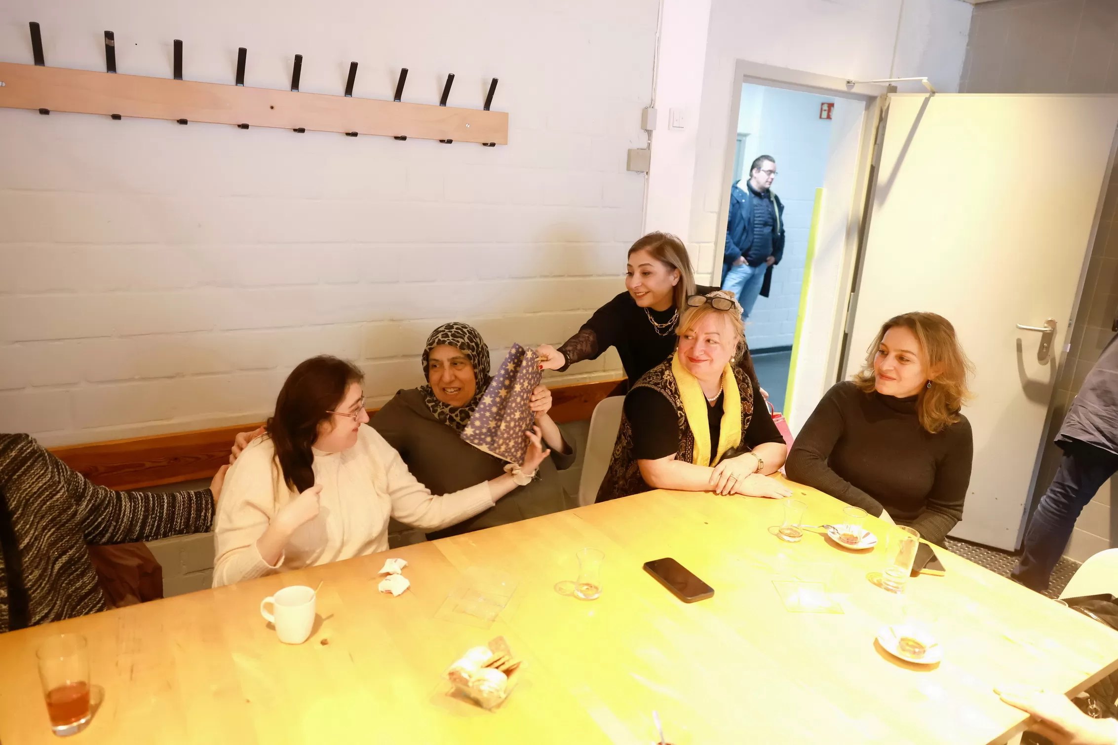 Büyükelçi Şen ve Başkonsolos Şanlı Mina Engelliler Derneği’ni ziyaret ettiler
