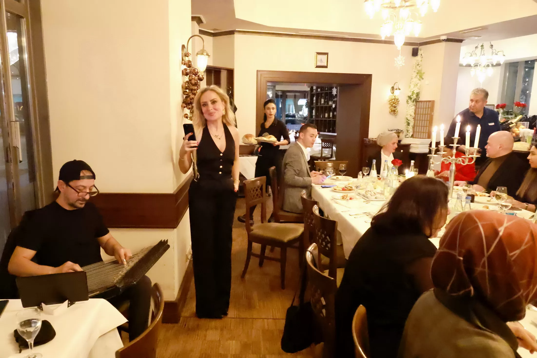 Dosteli Bakımevi 4 Farklı Restoranda 2023’e Veda Yemeği Verdi