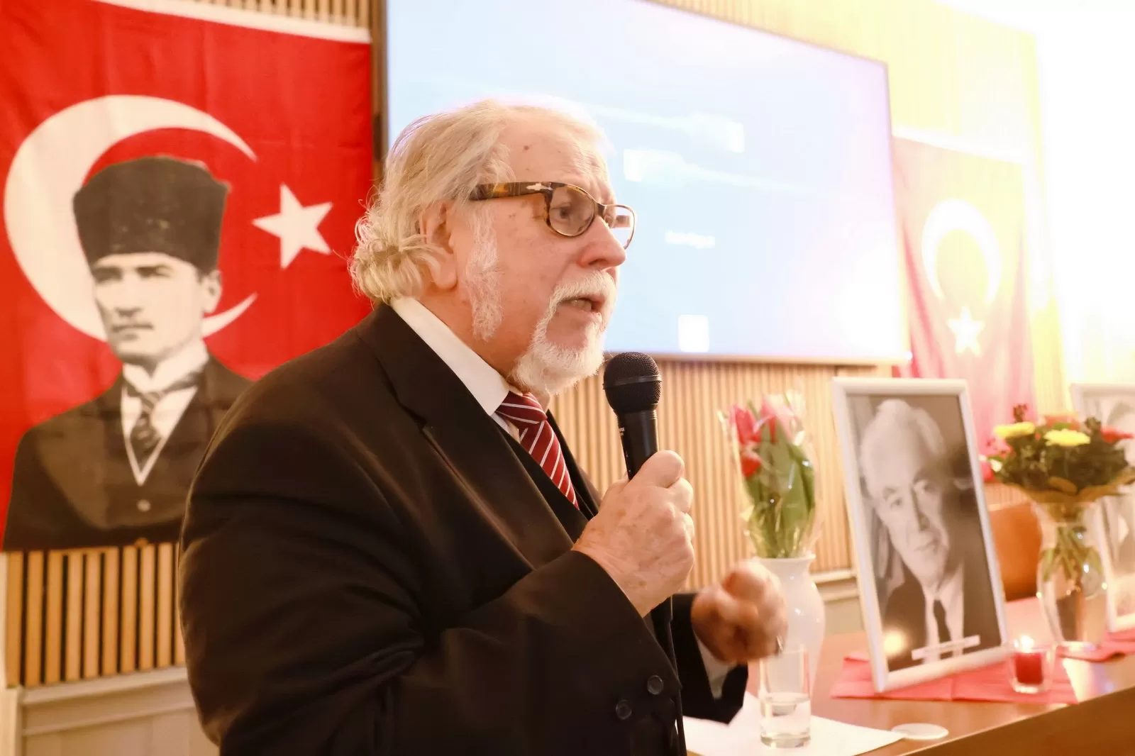 “Silah değil, kalem kullanan yürekli insanlar yok edilemez”