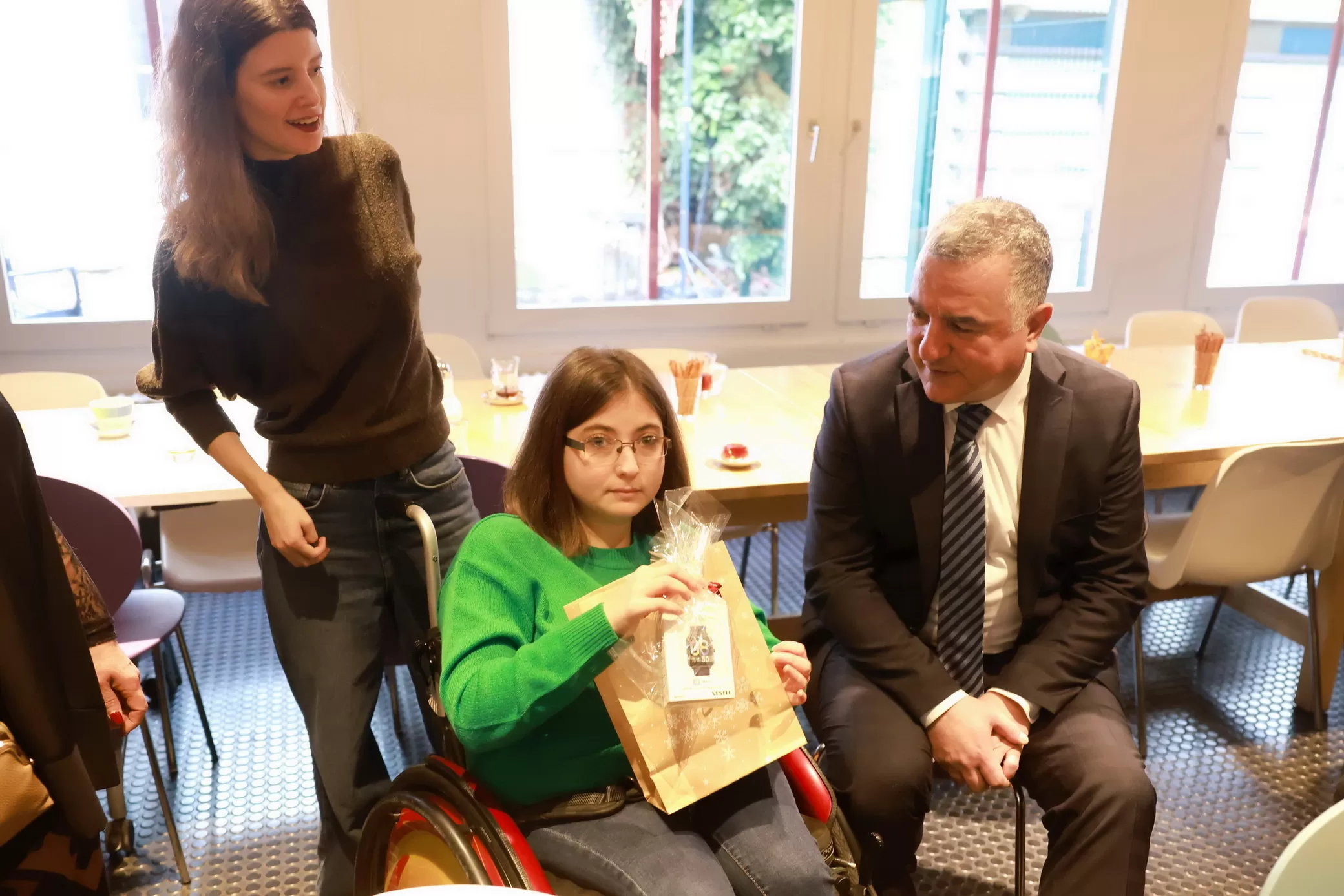 Büyükelçi Şen ve Başkonsolos Şanlı Mina Engelliler Derneği’ni ziyaret ettiler