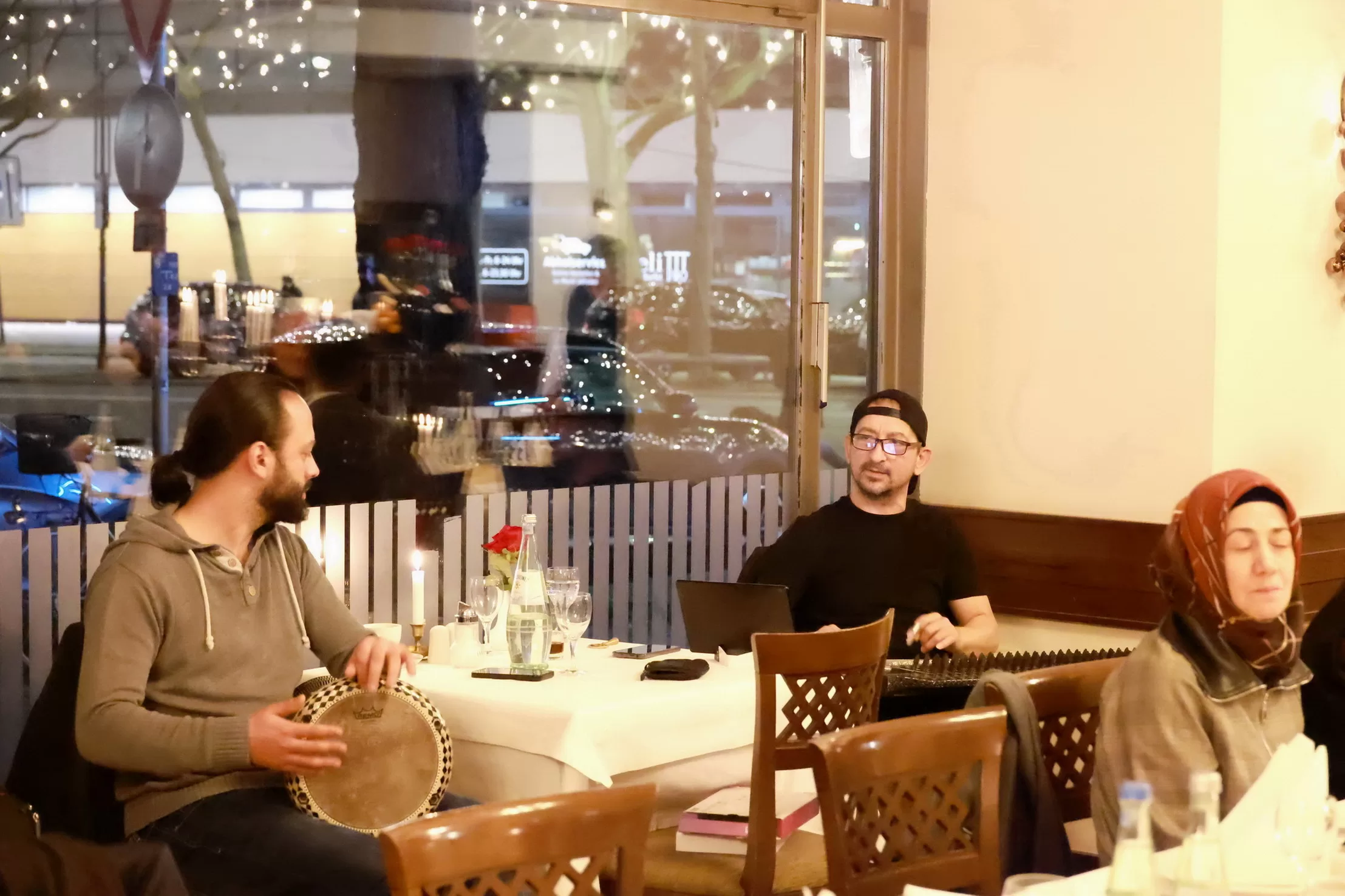 Dosteli Bakımevi 4 Farklı Restoranda 2023’e Veda Yemeği Verdi