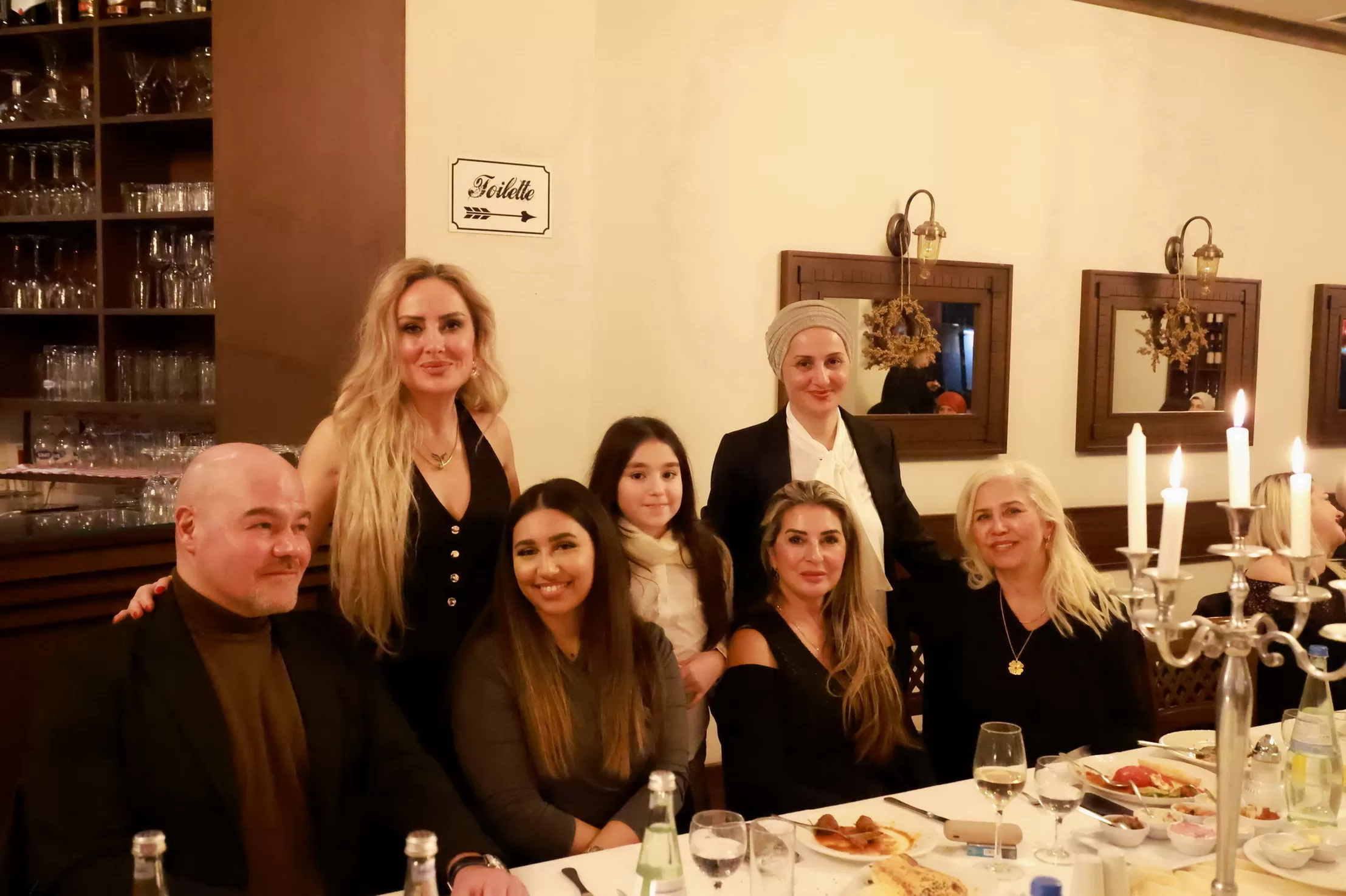 Dosteli Bakımevi 4 Farklı Restoranda 2023’e Veda Yemeği Verdi