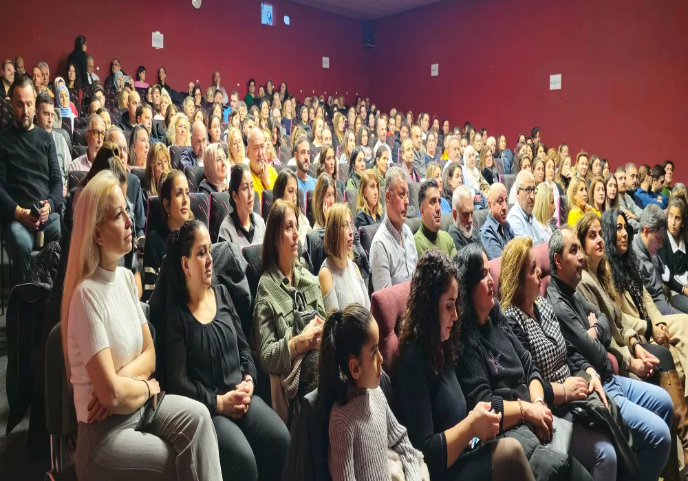 Alkışlar oyuncu Necmi Yapıcı ve Nihan Durukan Yapıcı`ya
