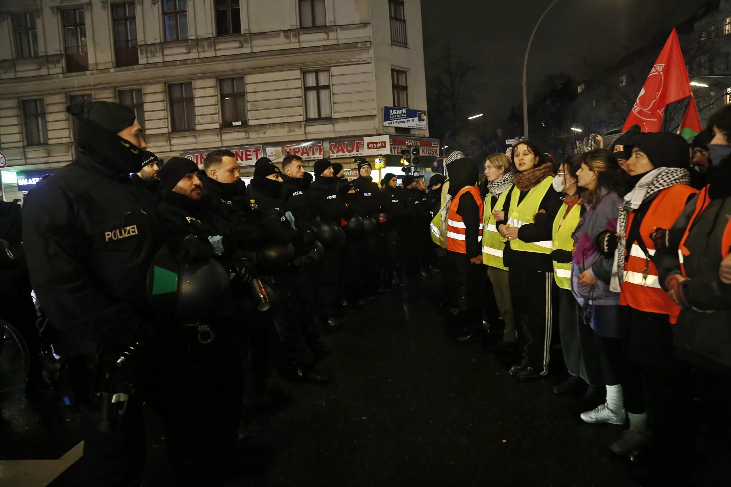 Berlin’de binlerce kişi Hanau’da katledilenleri andı