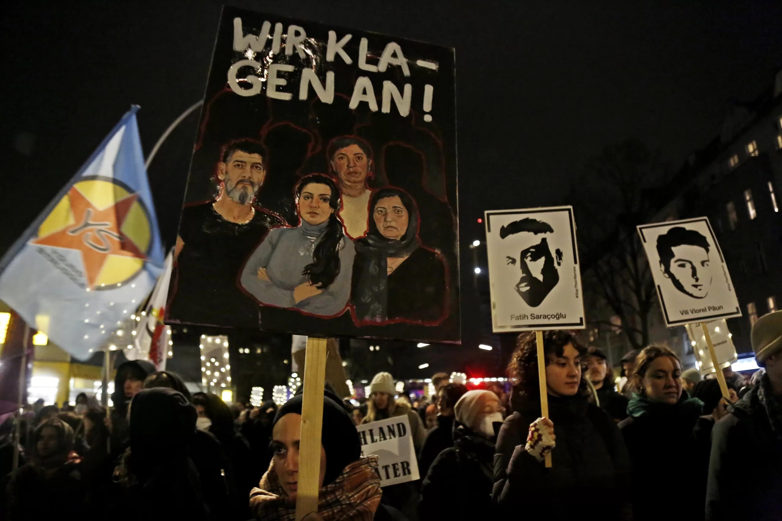 Berlin’de binlerce kişi Hanau’da katledilenleri andı