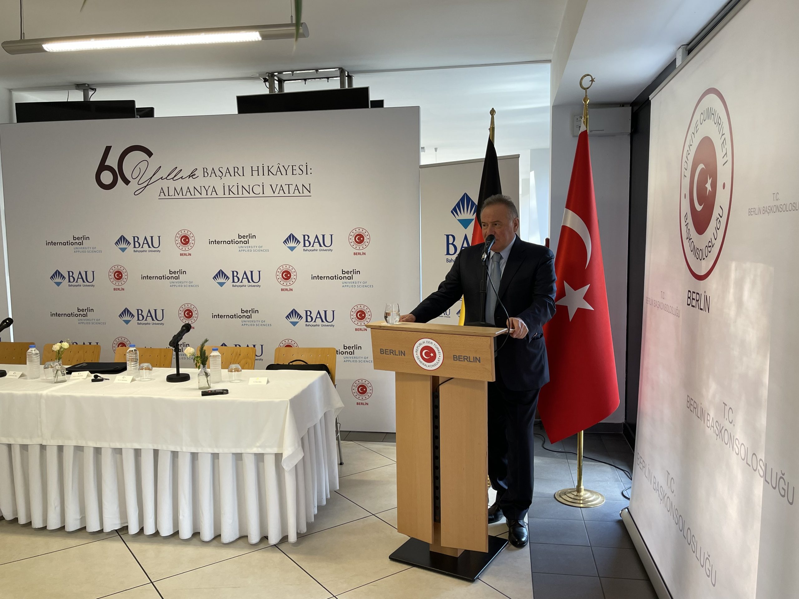 Berlin Başkonsolosluğu`nda 60 Yıllık Başarı Hikayesi başlıklı panel düzenlendi