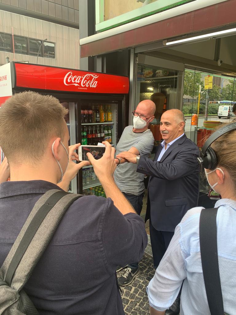 Remzi Kaplan, Kovid-19 aşısı olanlara bedava döner dağıttı