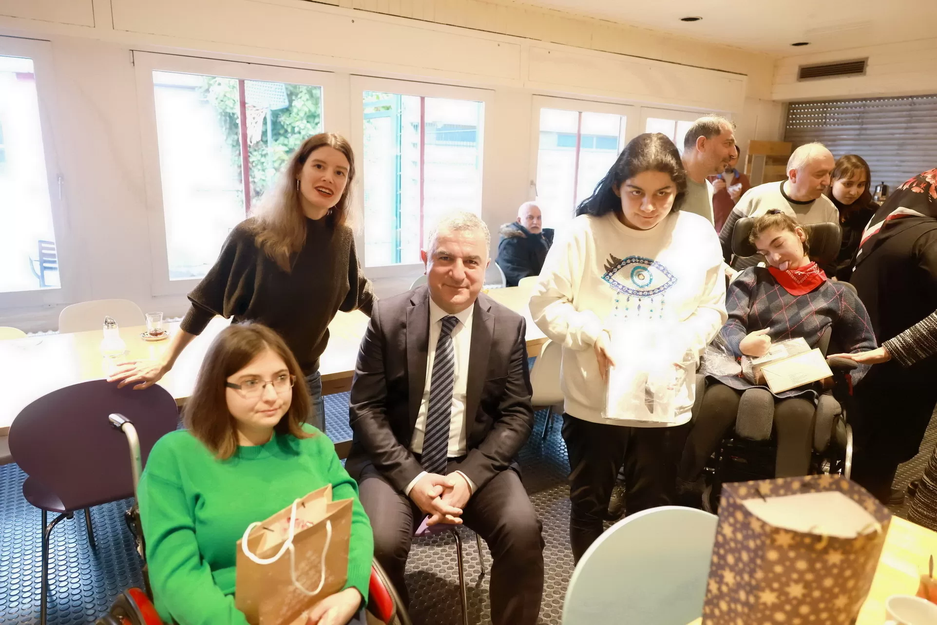 Büyükelçi Şen ve Başkonsolos Şanlı Mina Engelliler Derneği’ni ziyaret ettiler